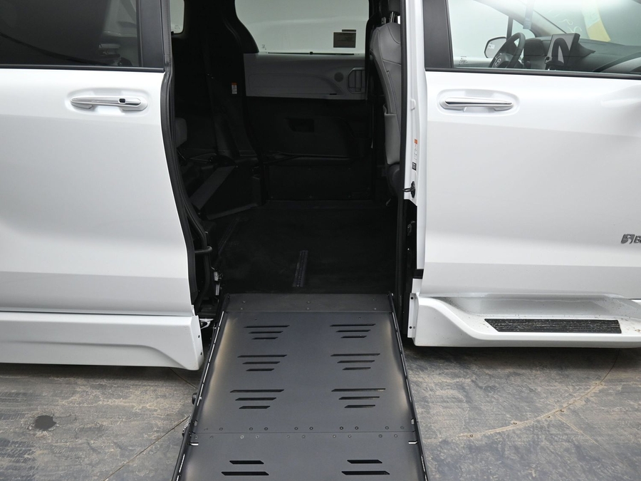 New 2026 Toyota Sienna Hybrid XLE Base - BraunAbility Side Entry Entry Fold Out Automatic Ramp