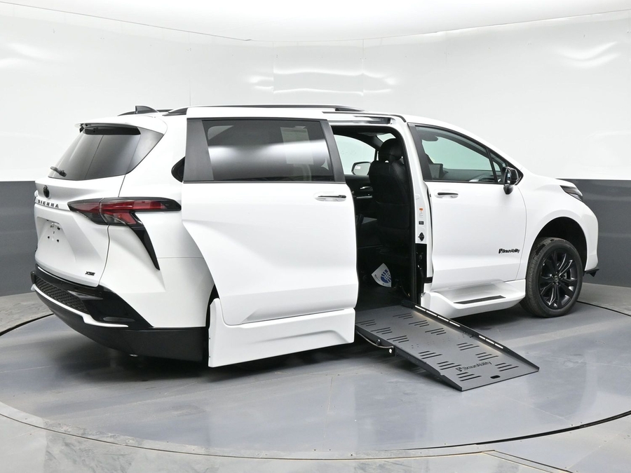 New 2026 Toyota Sienna Hybrid XSE Sport - BraunAbility Side Entry Entry Fold Out Automatic Ramp