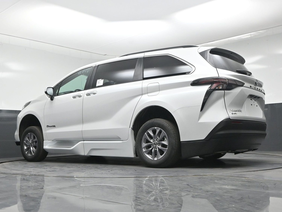 White Toyota Sienna image number 24