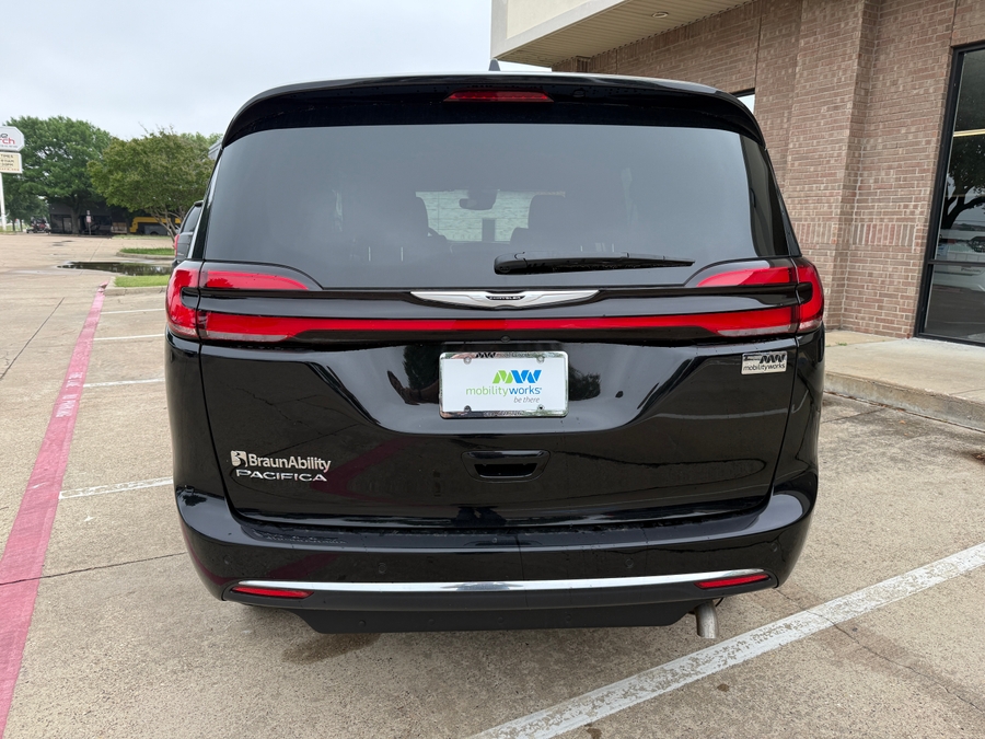 Black Chrysler Pacifica image number 4