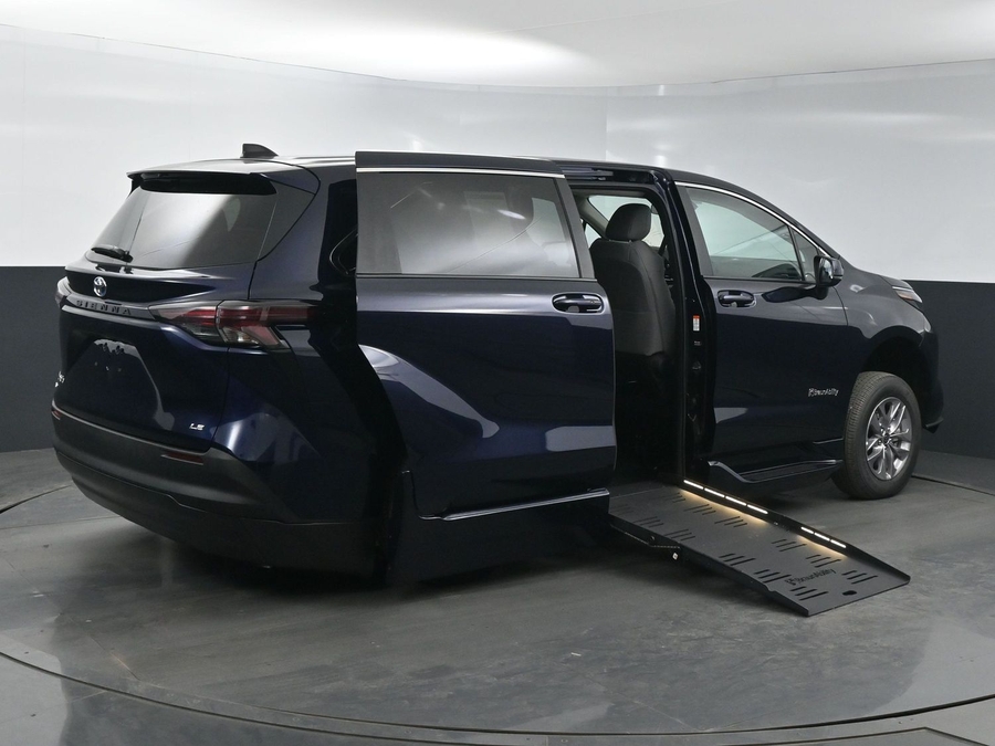 New 2025 Toyota Sienna Hybrid LE - BraunAbility Side Entry Entry Fold Out Automatic Ramp