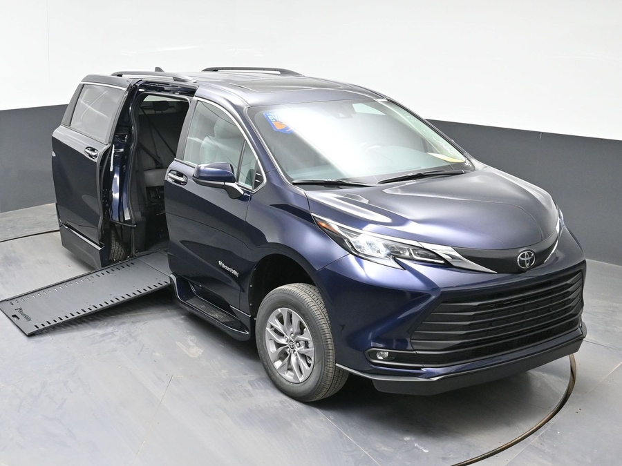 Blue Toyota Sienna image number 22