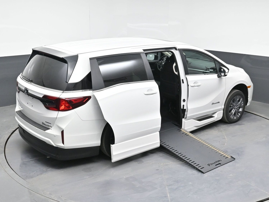 White Honda Odyssey image number 25