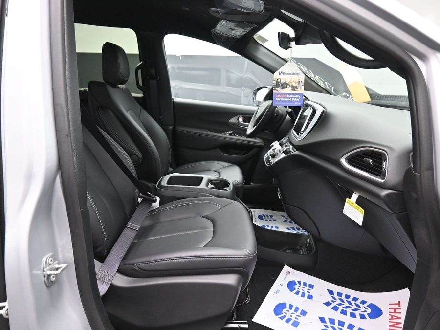 Silver Chrysler Voyager image number 11