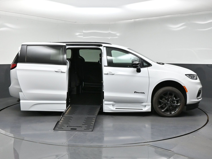 New 2026 Chrysler Pacifica Select Sport - BraunAbility Side Entry Fold Out Automatic Ramp