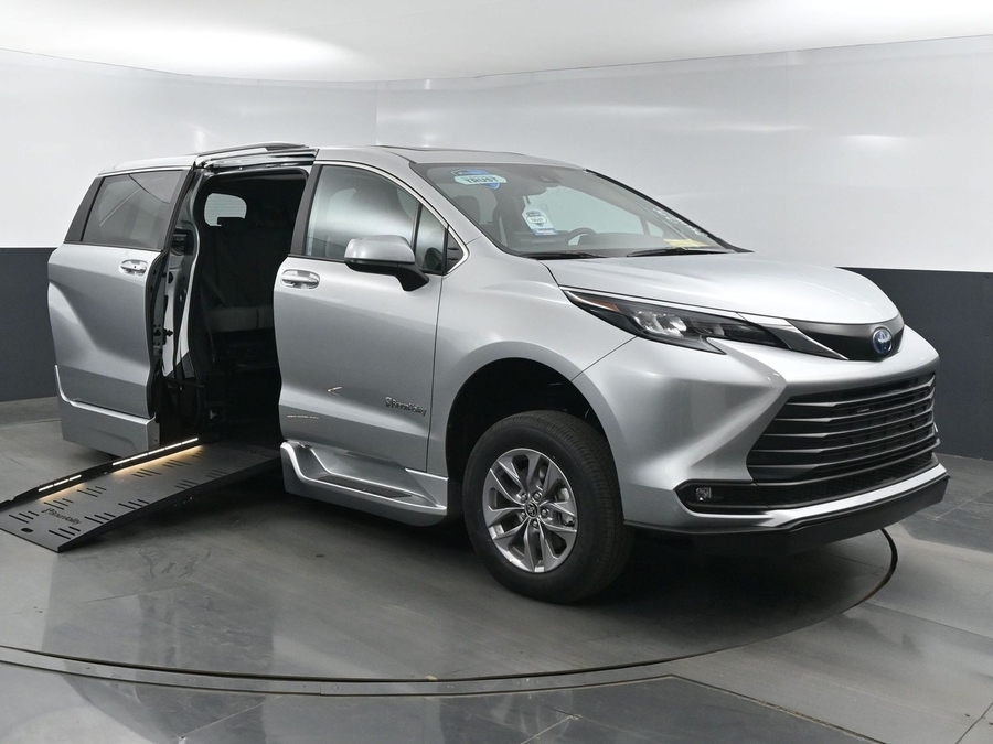 2025 Toyota Sienna XLE's photo