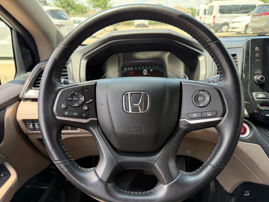 White Honda Odyssey image number 15