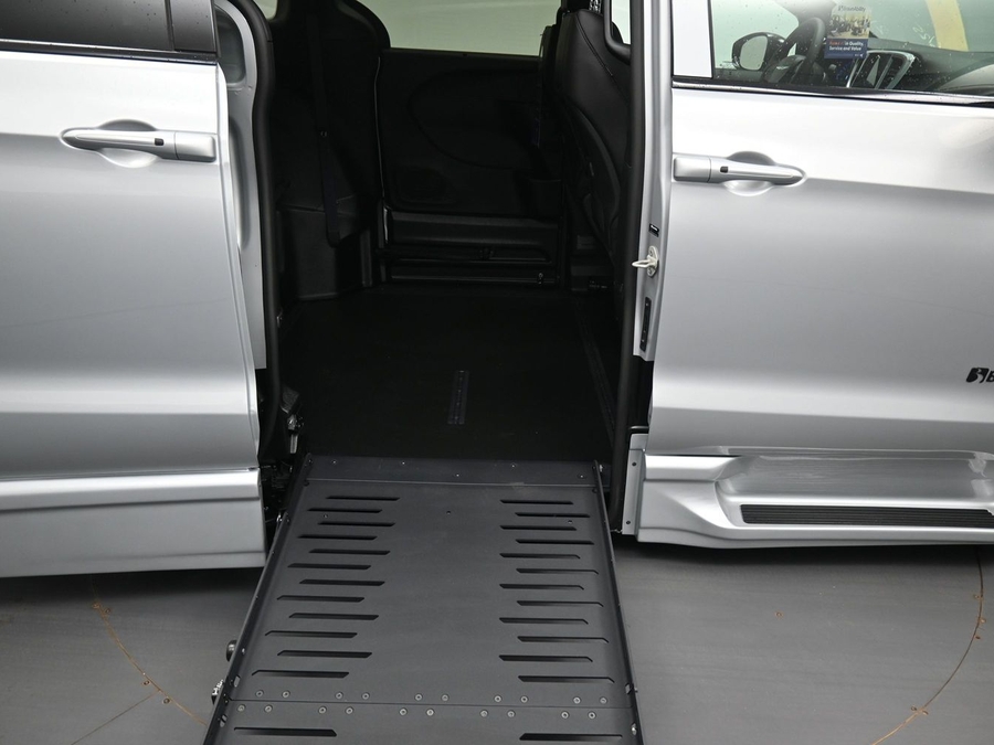 Silver Chrysler Pacifica image number 10