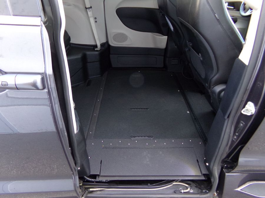 Grey Chrysler Voyager image number 1