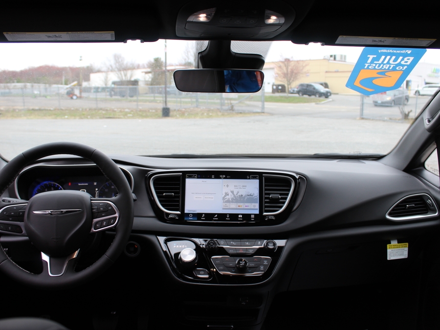 Black Chrysler Voyager image number 8