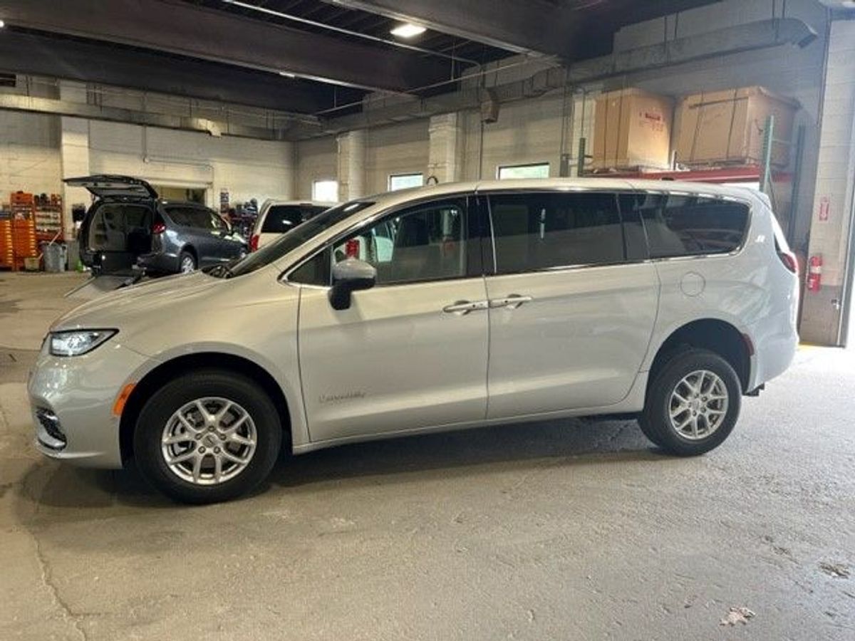 2023 CHRYSLER PACIFICA - Image 3