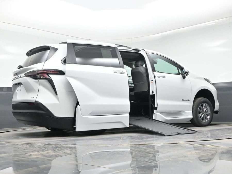 White Toyota Sienna image number 18