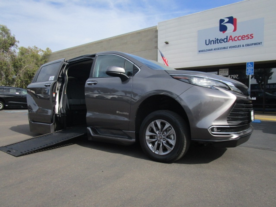 Used 2023 Toyota Sienna Hybrid XLE Base - BraunAbility Side Entry Entry In Floor Automatic Ramp