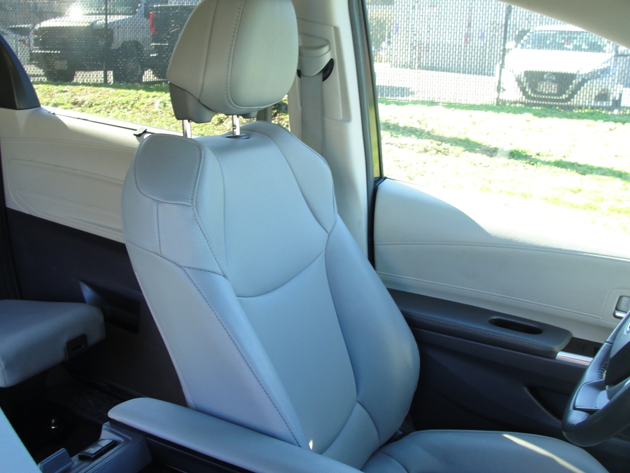 Black Toyota Sienna image number 14