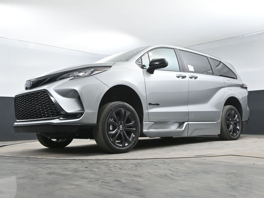 New 2025 Toyota Sienna Hybrid XSE Sport - BraunAbility Side Entry Entry In Floor Automatic Ramp