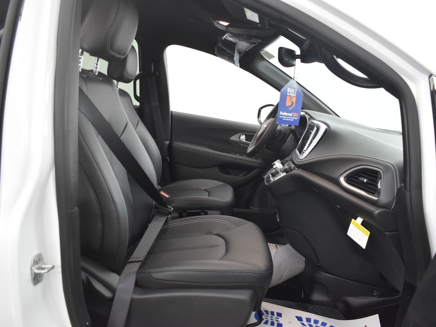 New 2025 Chrysler Pacifica Select Safety - BraunAbility Side Entry Entry In Floor Automatic Ramp