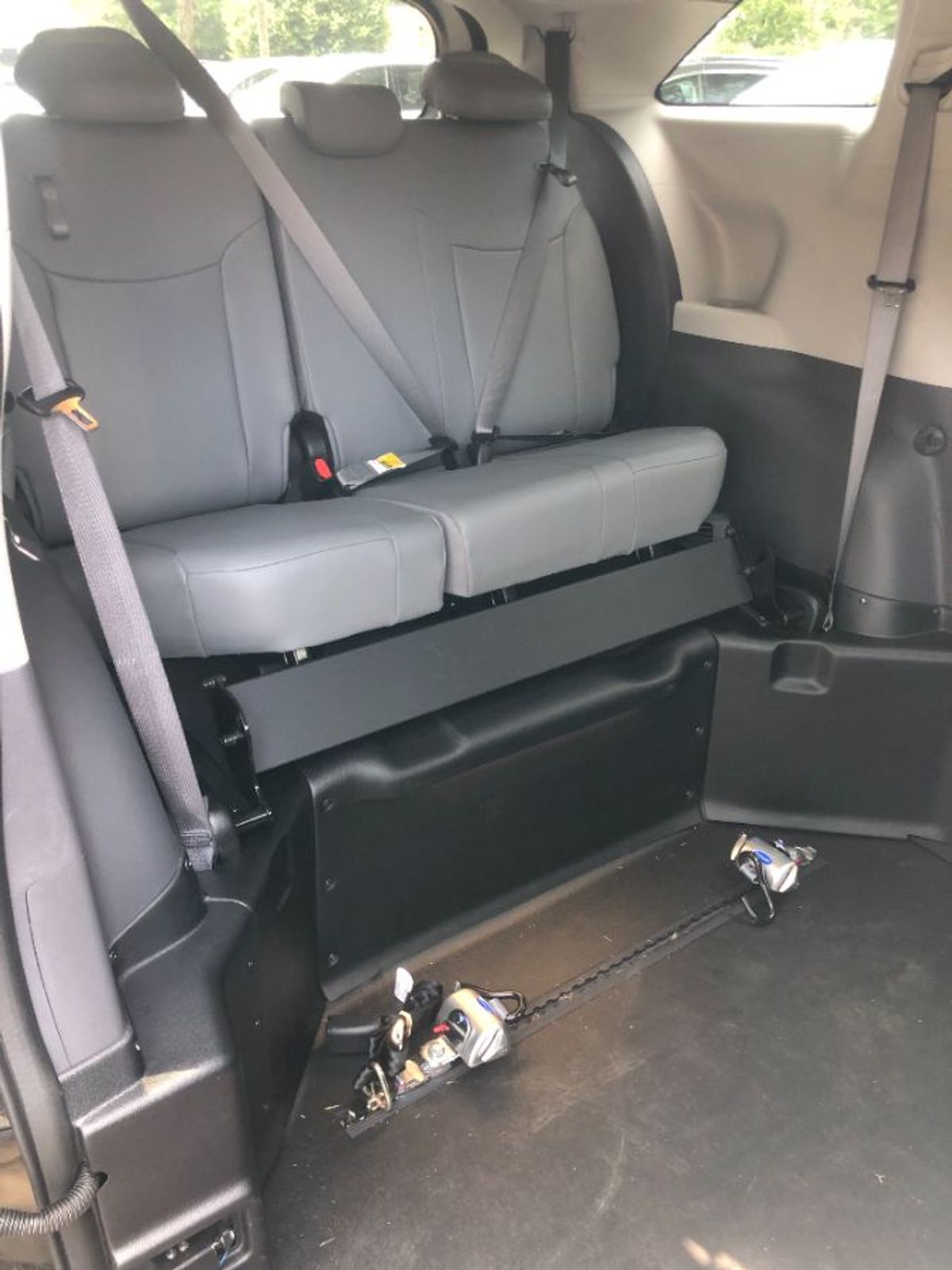 Blue Toyota Sienna image number 6