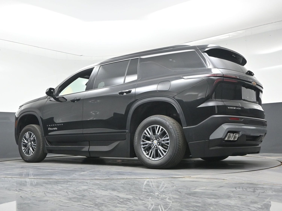 Black Chevrolet Traverse image number 19