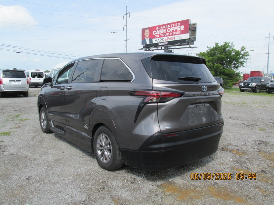 Grey Toyota Sienna image number 11