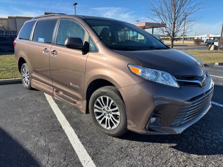 Used 2018 Toyota Sienna XLE Base - BraunAbility Side Entry Entry Fold Out Automatic Ramp