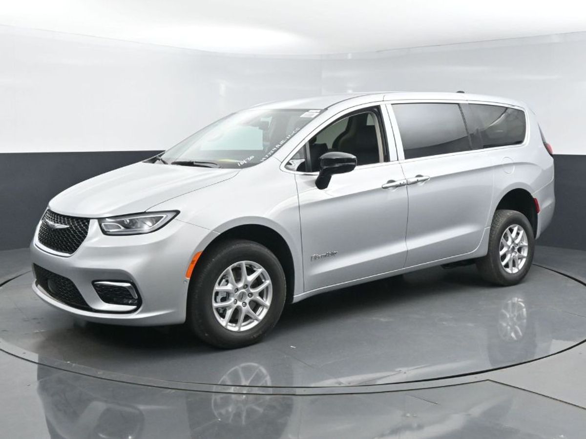 Silver Chrysler Pacifica image number 16