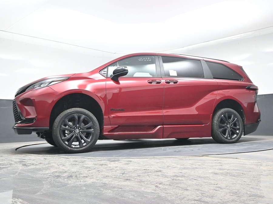 New 2025 Toyota Sienna Hybrid XSE Sport - BraunAbility Side Entry Entry Fold Out Automatic Ramp