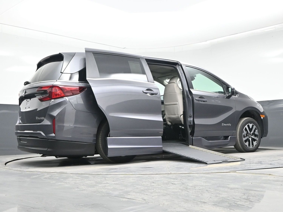 Grey Honda Odyssey image number 21