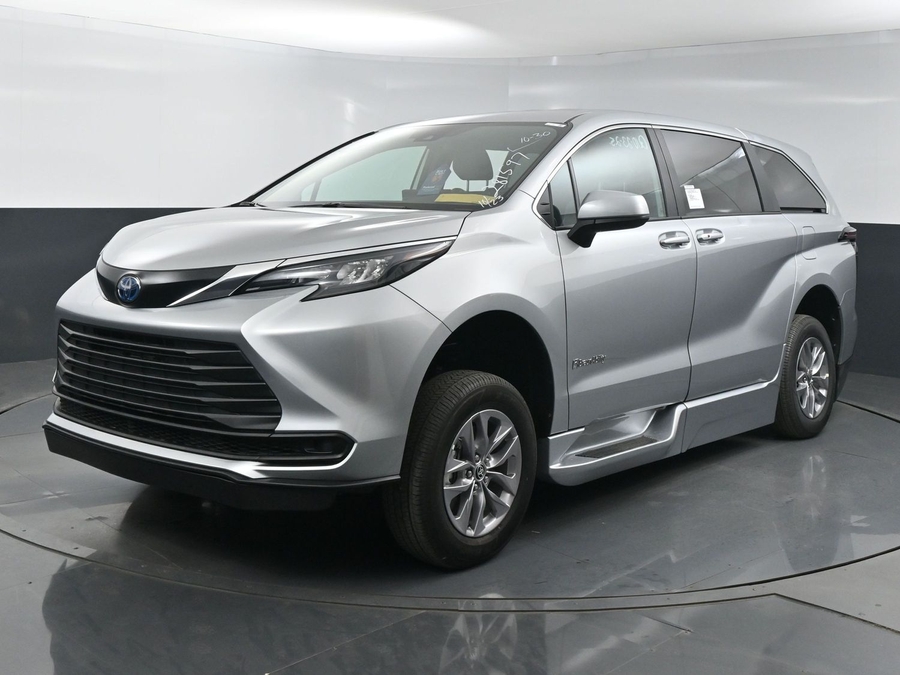 New 2025 Toyota Sienna Hybrid LE - BraunAbility Side Entry Entry Fold Out Automatic Ramp