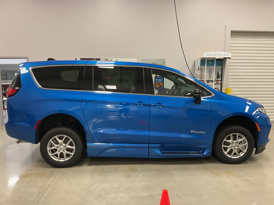 Blue Chrysler Pacifica image number 9