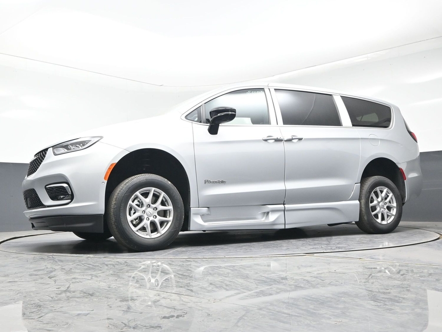 New 2026 Chrysler Pacifica Select Safety - BraunAbility Side Entry Entry Fold Out Automatic Ramp