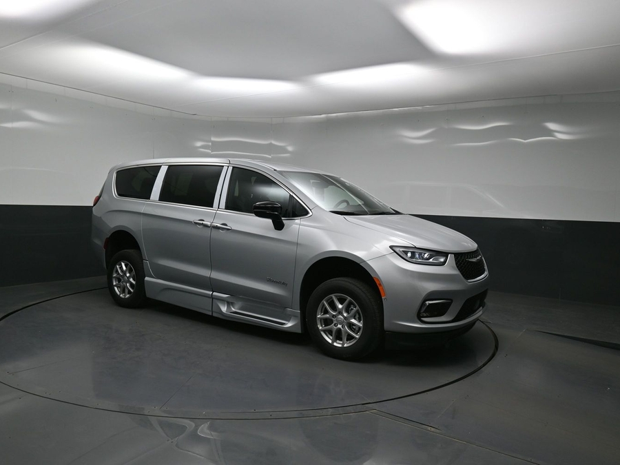 New 2026 Chrysler Pacifica Select Safety - BraunAbility Side Entry Entry Fold Out Automatic Ramp