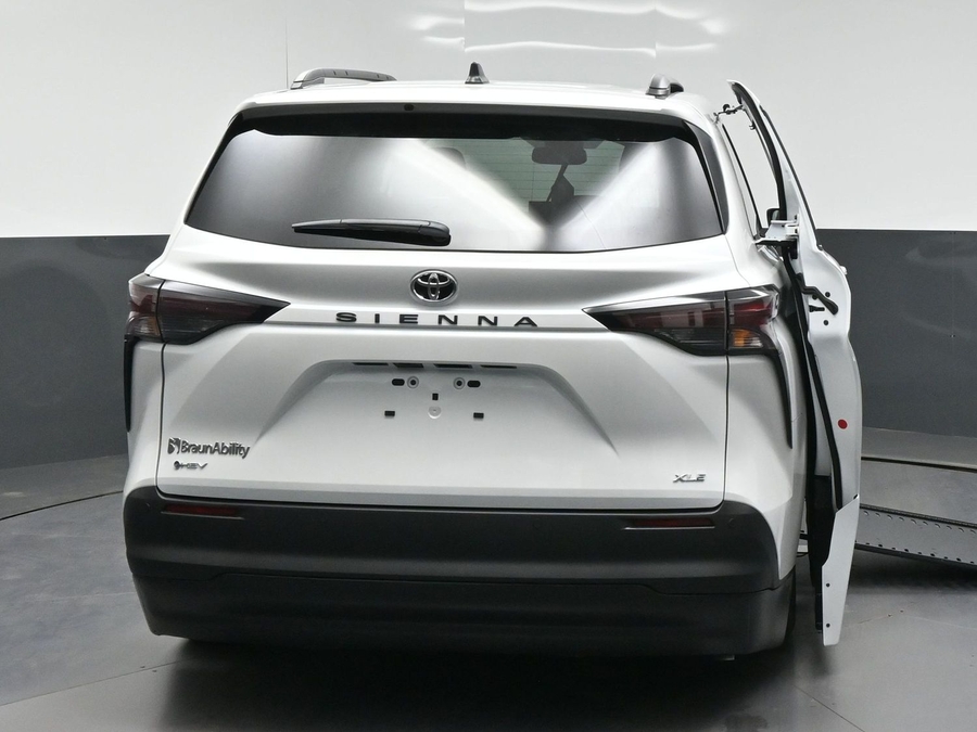 White Toyota Sienna image number 5