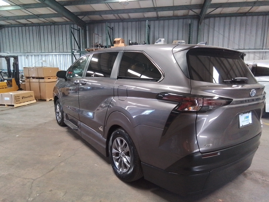Grey Toyota Sienna image number 4