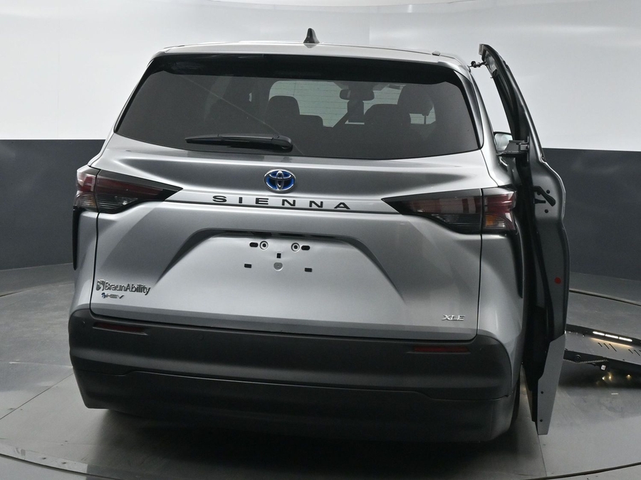 New 2025 Toyota Sienna Hybrid XLE Base - BraunAbility Side Entry Entry Fold Out Automatic Ramp