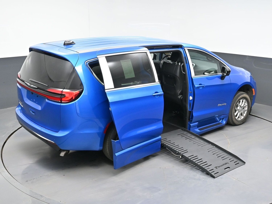Blue Chrysler Pacifica image number 22