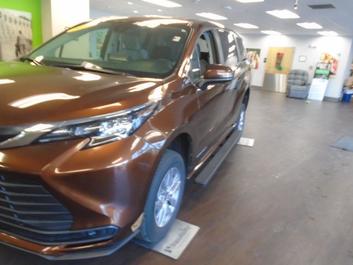 2024 TOYOTA SIENNA - Image 2