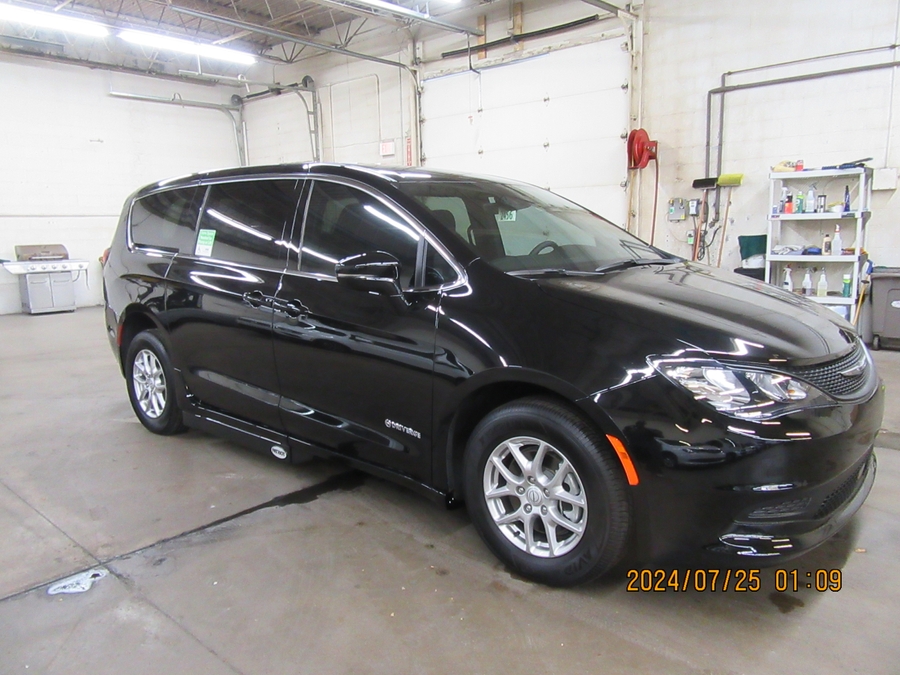 Black Chrysler Voyager image number 13