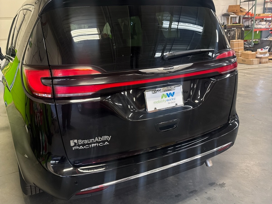 Black Chrysler Pacifica image number 3