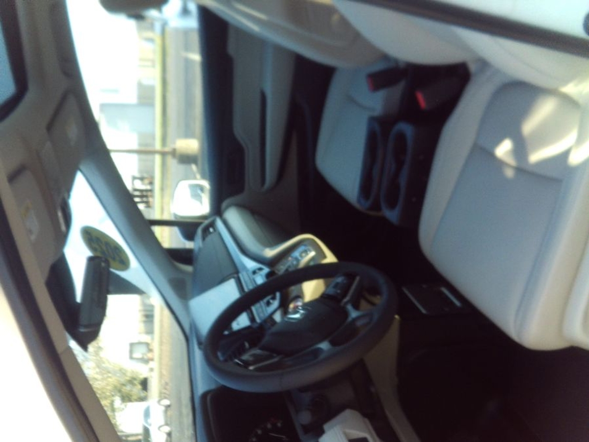 White Honda Odyssey image number 10