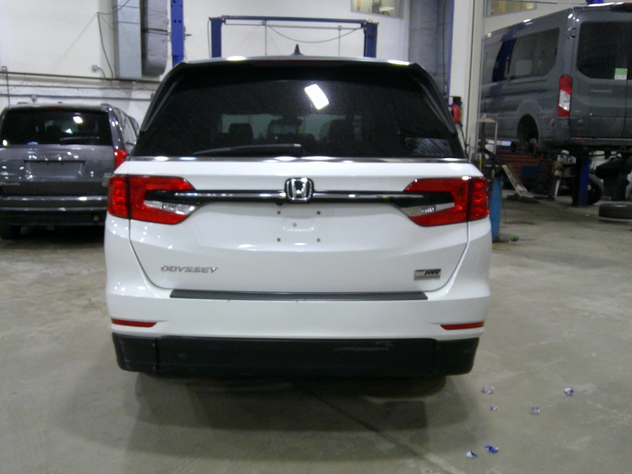 White Honda Odyssey image number 8