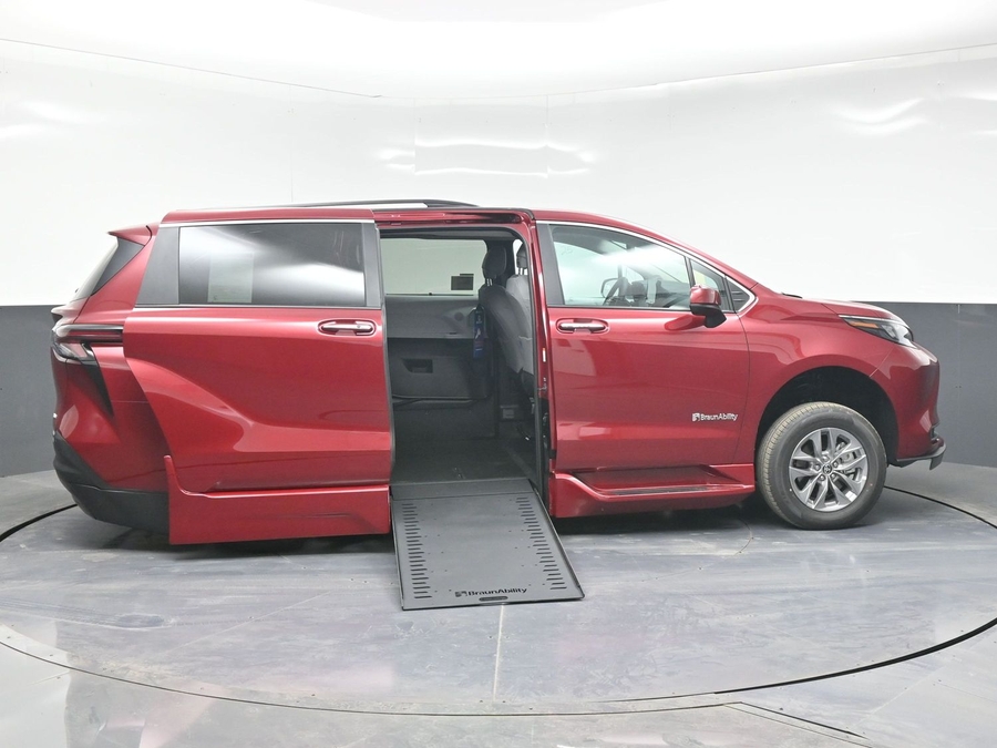 New 2025 Toyota Sienna Hybrid XLE Plus - BraunAbility Side Entry Entry In Floor Automatic Ramp