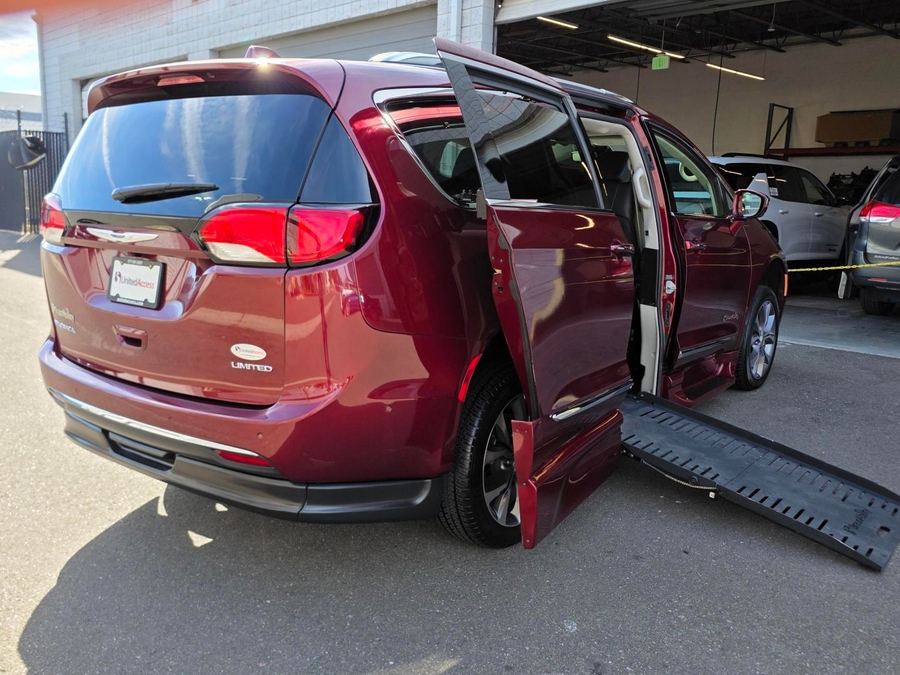 Used 2018 Chrysler Pacifica Limited - BraunAbility Side Entry Fold Out Automatic Ramp