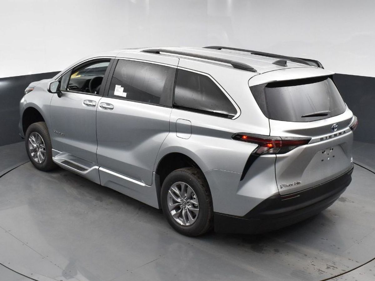 Silver Toyota Sienna image number 11