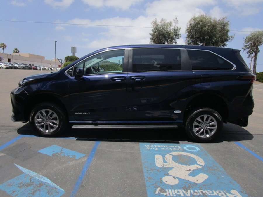 New 2026 Toyota Sienna Hybrid FWD LE - Vantage Mobility Commercial Rear Entry Entry Fold Out Manual Ramp