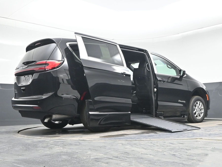 Black Chrysler Pacifica image number 21