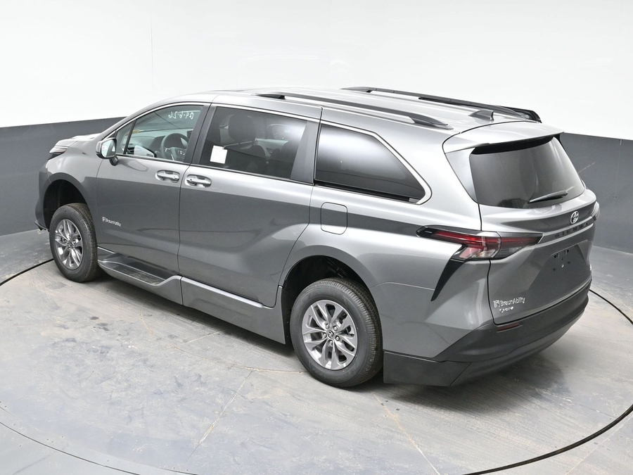 Grey Toyota Sienna image number 21