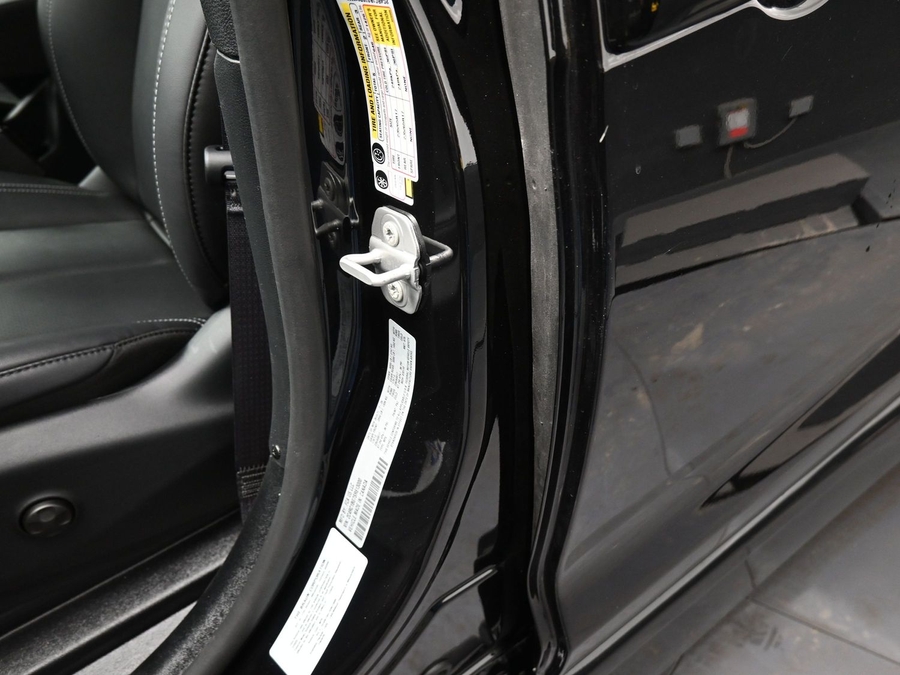 Black Chrysler Pacifica image number 16