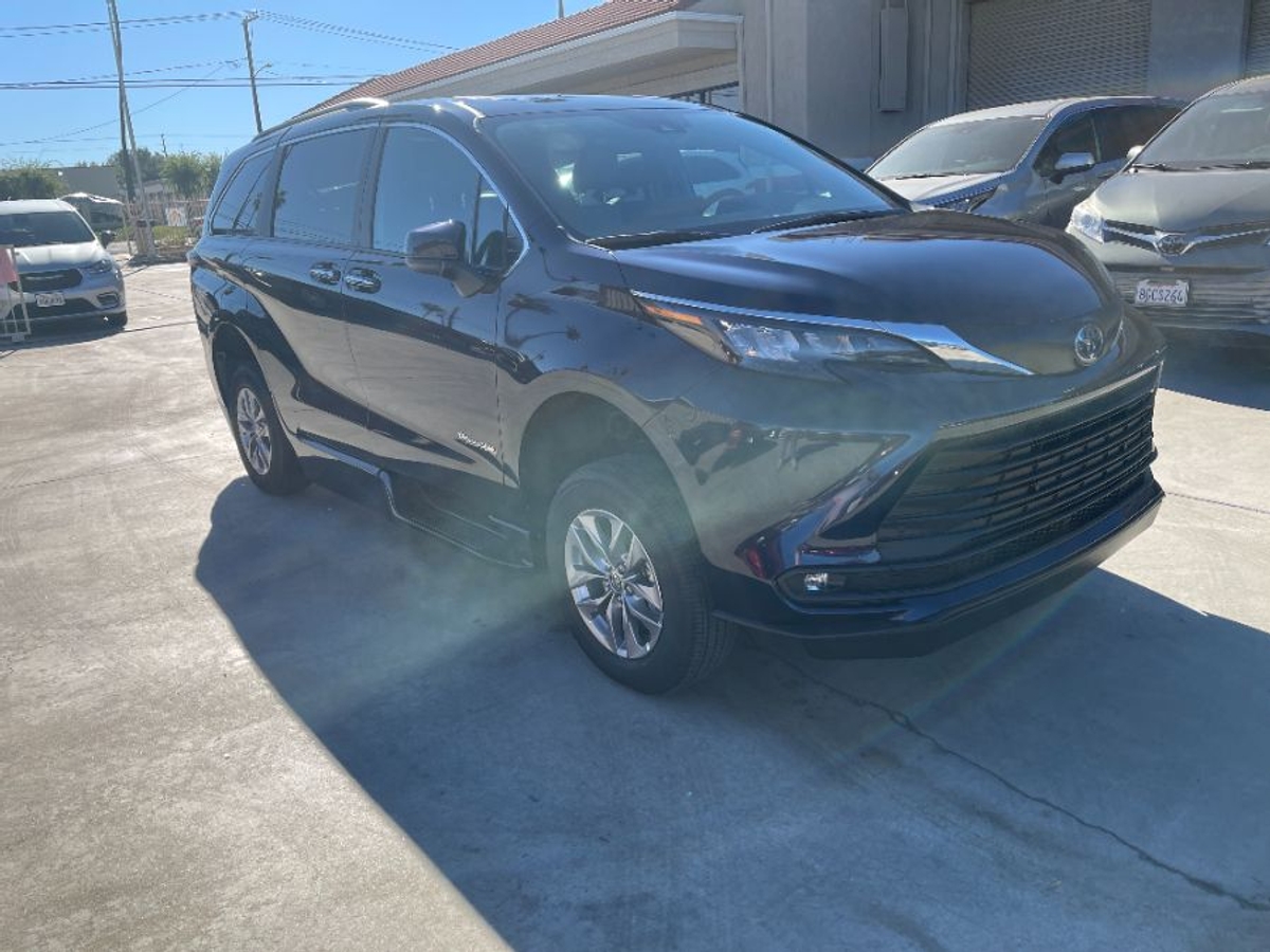 2025 TOYOTA SIENNA - Image 4