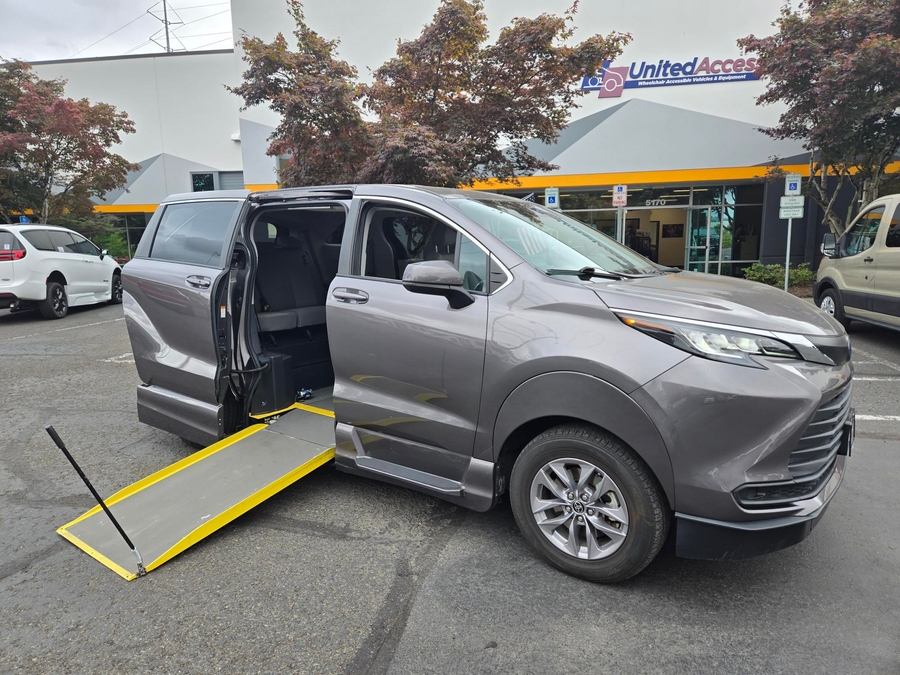 Used 2021 Toyota Sienna Hybrid LE - Vantage Mobility Commercial Side Entry In Floor Manual Ramp