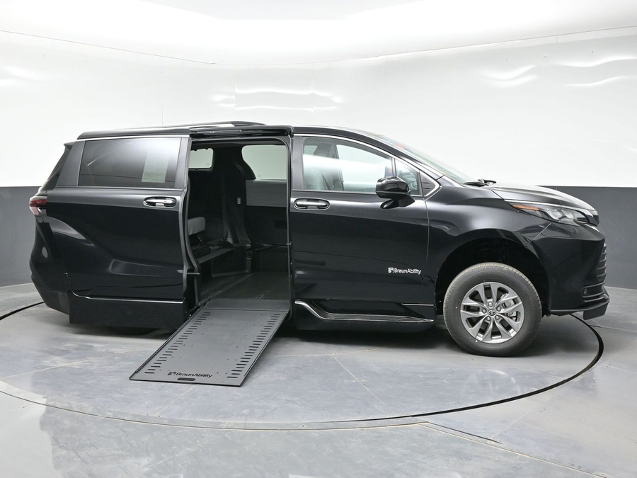 Black Toyota Sienna image number 5